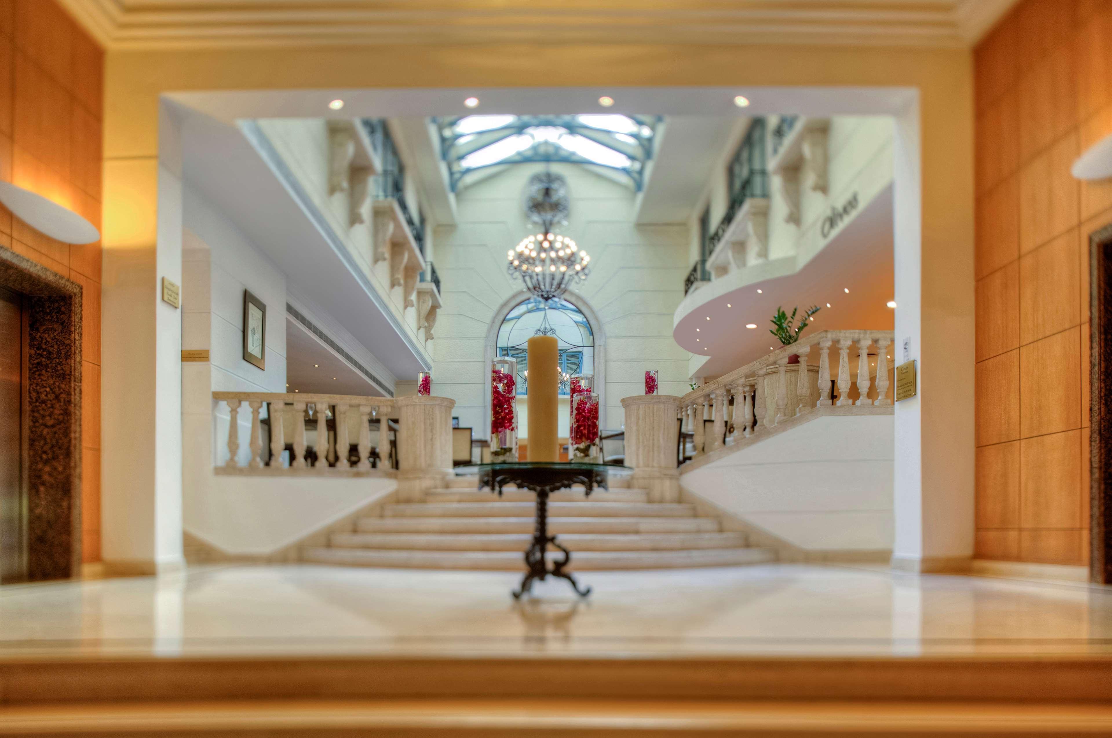 فندق راديسون بلو مارتينيز بيروت المظهر الخارجي الصورة The lobby of the hotel