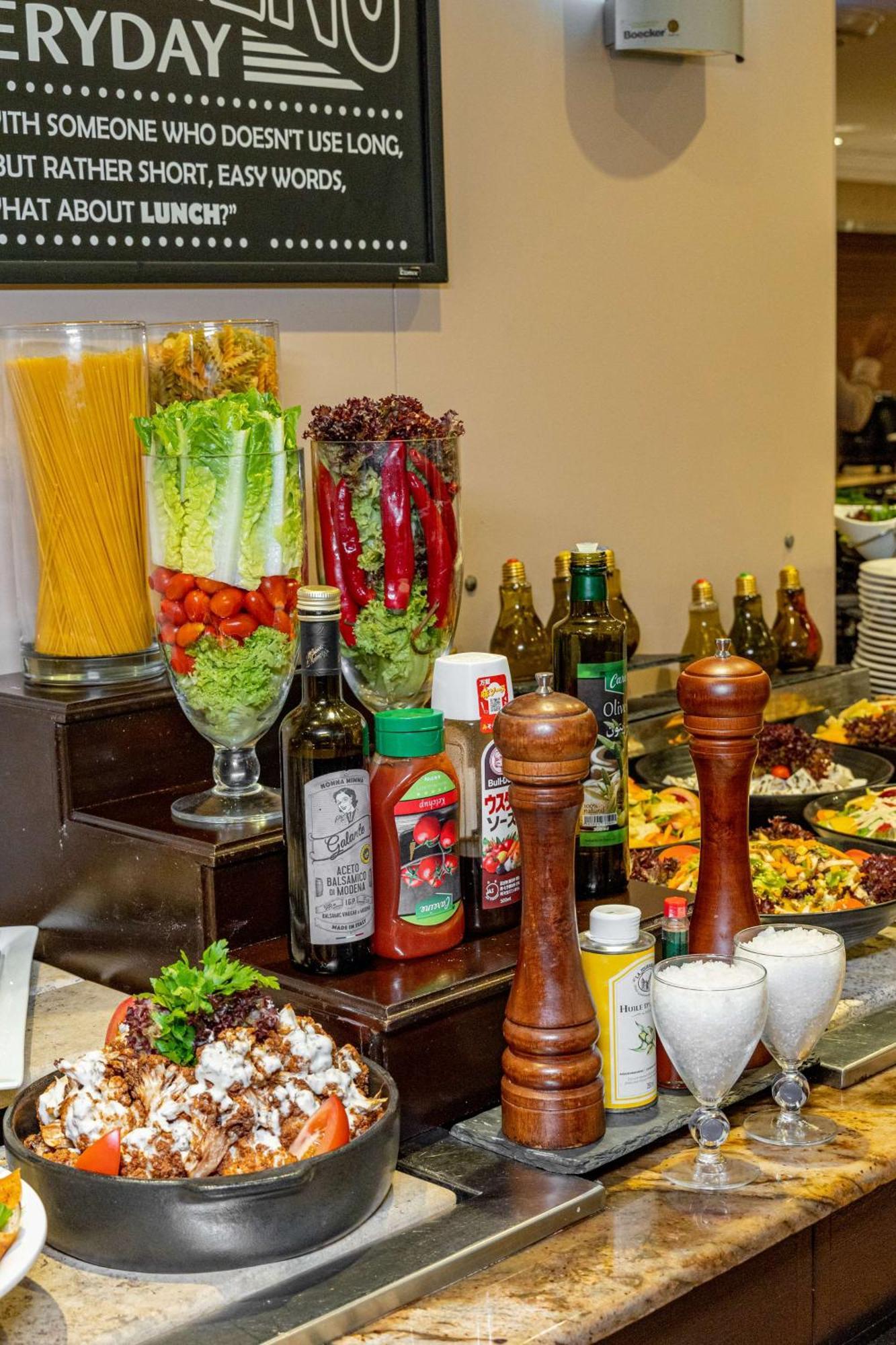 فندق راديسون بلو مارتينيز بيروت المظهر الخارجي الصورة A salad bar