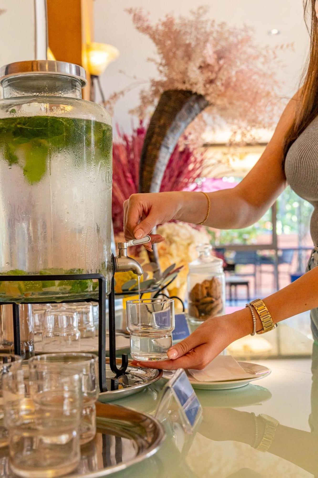 فندق راديسون بلو مارتينيز بيروت المظهر الخارجي الصورة A woman filling a glass with a beverage