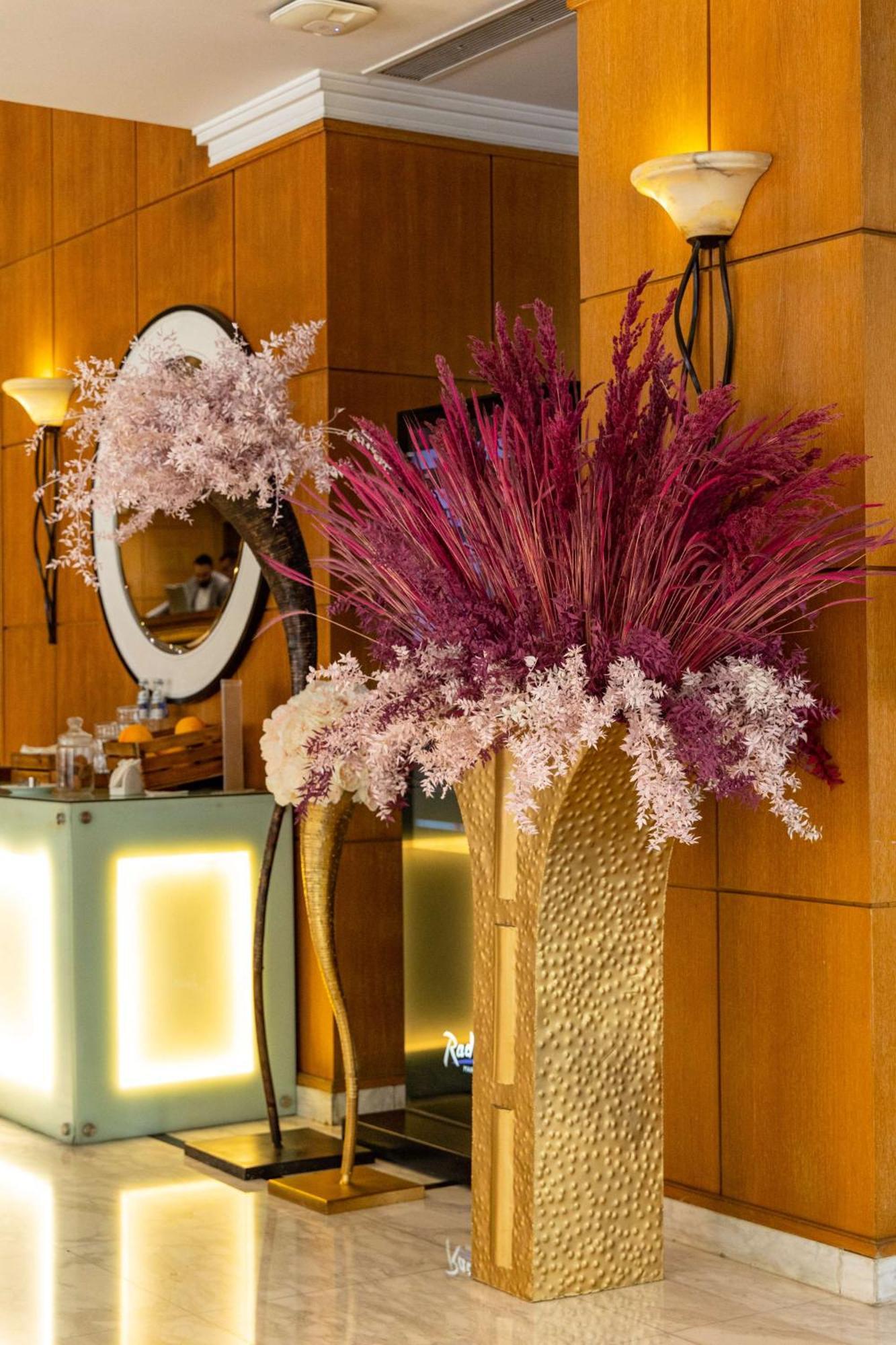 فندق راديسون بلو مارتينيز بيروت المظهر الخارجي الصورة Dried flowers in a vase