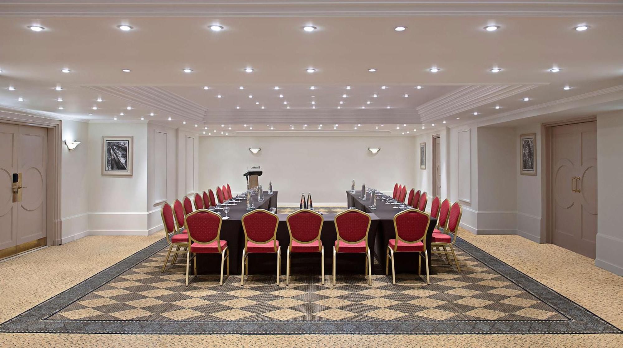 فندق راديسون بلو مارتينيز بيروت المظهر الخارجي الصورة The boardroom at the London Marriott Grand Ballroom