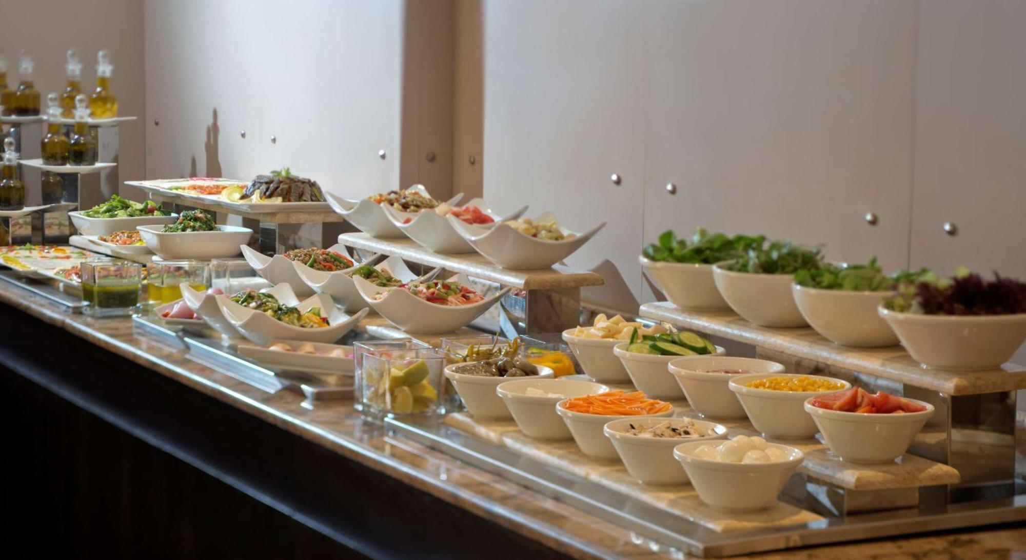 فندق راديسون بلو مارتينيز بيروت المظهر الخارجي الصورة A salad bar
