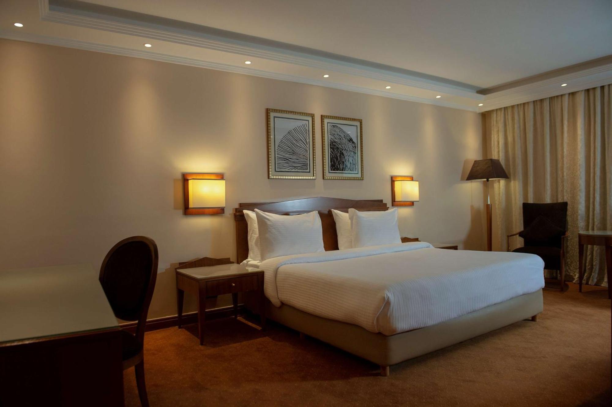 فندق راديسون بلو مارتينيز بيروت المظهر الخارجي الصورة A room at the hotel