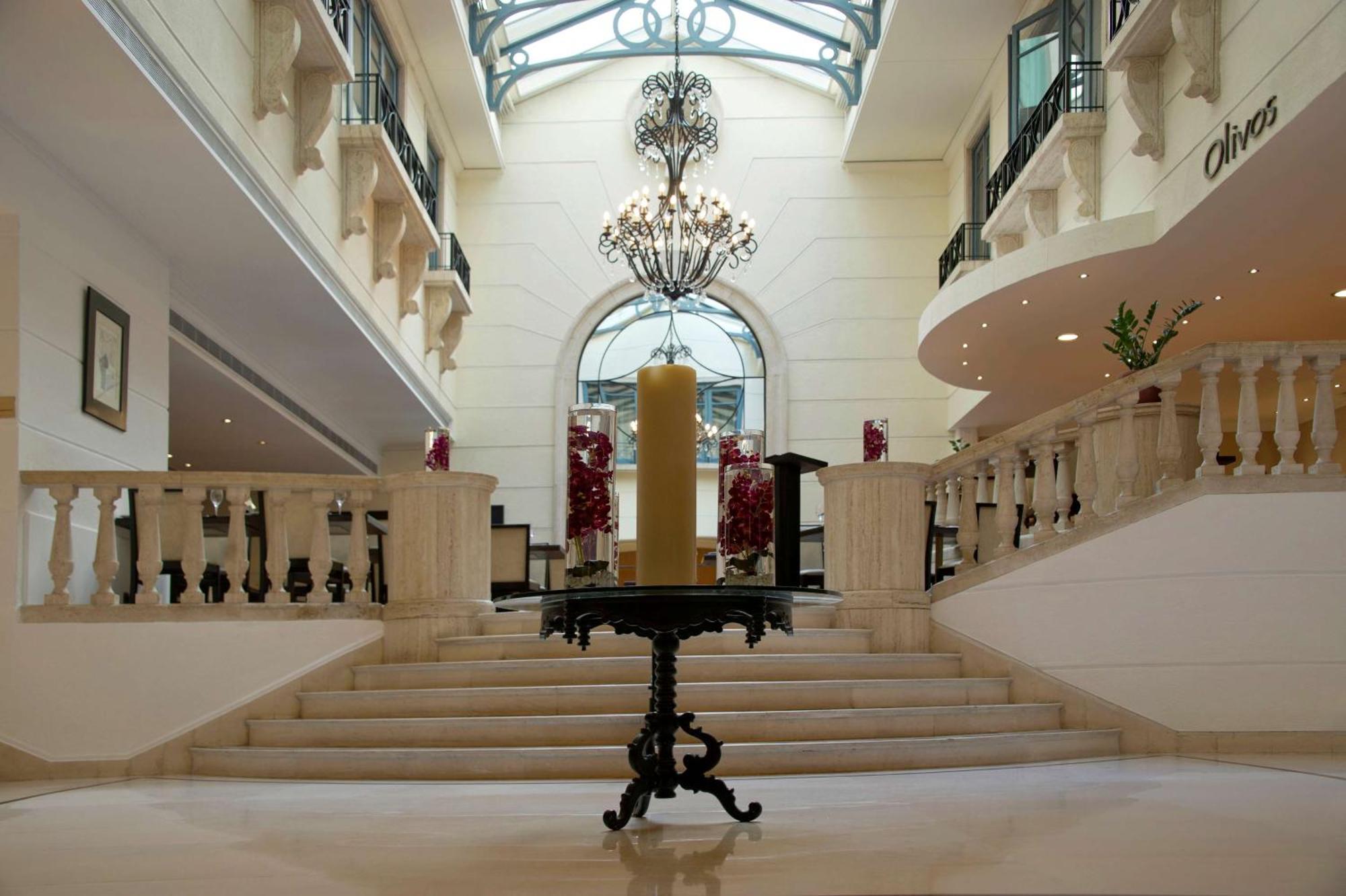 فندق راديسون بلو مارتينيز بيروت المظهر الخارجي الصورة The lobby of the hotel